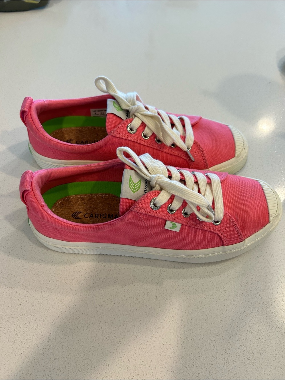 Cariuma Pink and White Low-Top Sneakers with Green Inner Lining